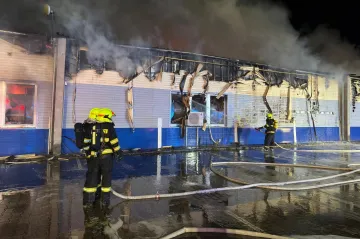 Požár haly v Bohušovicích nad Ohří je pod kontrolou