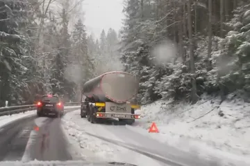 Sníh komplikoval dopravu na Karlovarsku, k nehodám došlo i v Plzeňském kraji