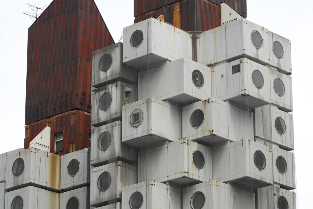 Roku 2007 se sdružení vlastníků dohodlo na prodeji developerské společnosti, která budovu chtěla zbořit a postavit na jejím místě jiný objekt. Firma však za hospodářské krize v roce 2008 zkrachovala a osud Nakaginu zůstal nedořešený