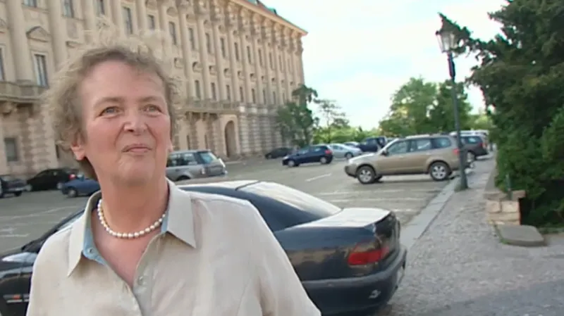 Alžběta Pezoldová před budovou Ministerstva zahraničí ČR