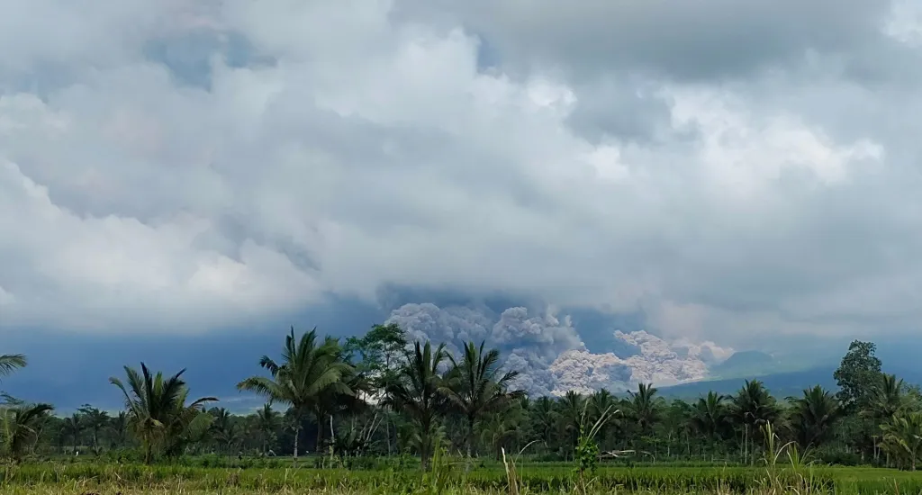 Indonéská sopka zasypala své okolí popelem