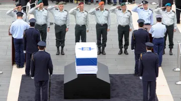 Izraelská generalita salutuje před Šaronovou rakví