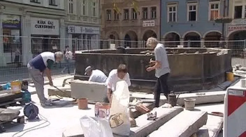 V Liberci vrcholí práce na historické Neptunově kašně, která se po 85 letech vrací na náměstí před radnici.