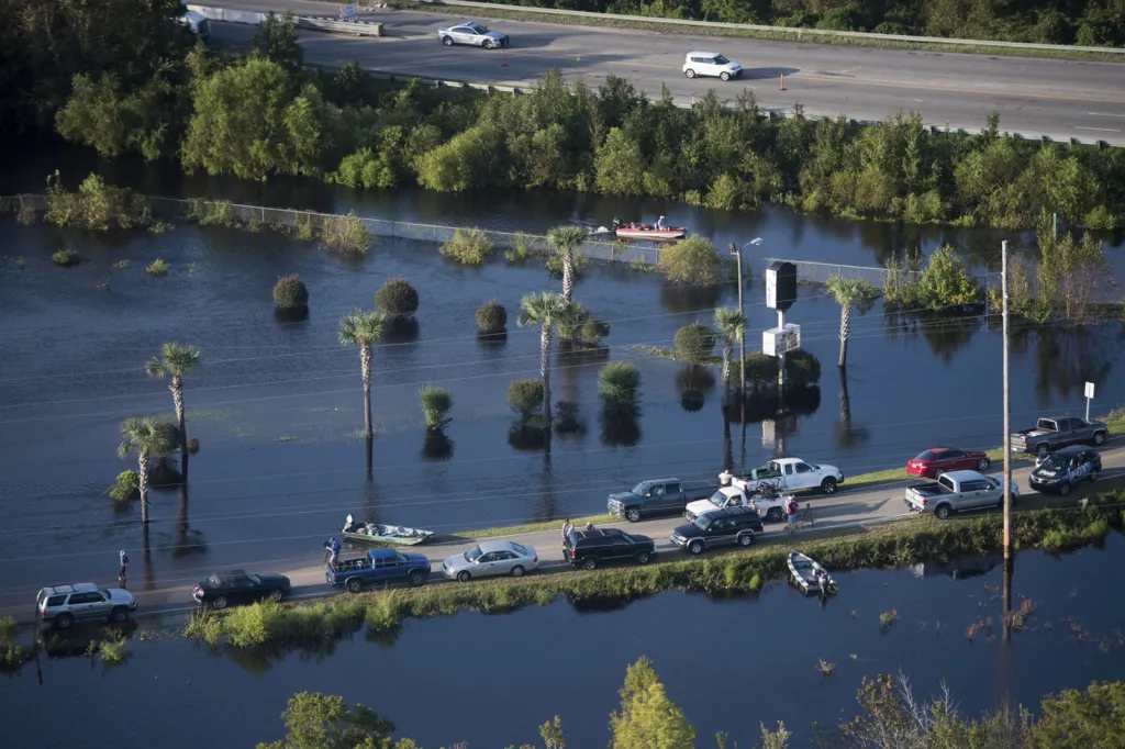 Lidé využívají silnici jako přístavní molo, poté co Severní Karolínu postihla tropická bouře Florence a zatopila mnohé oblasti rekordním množstvím vody