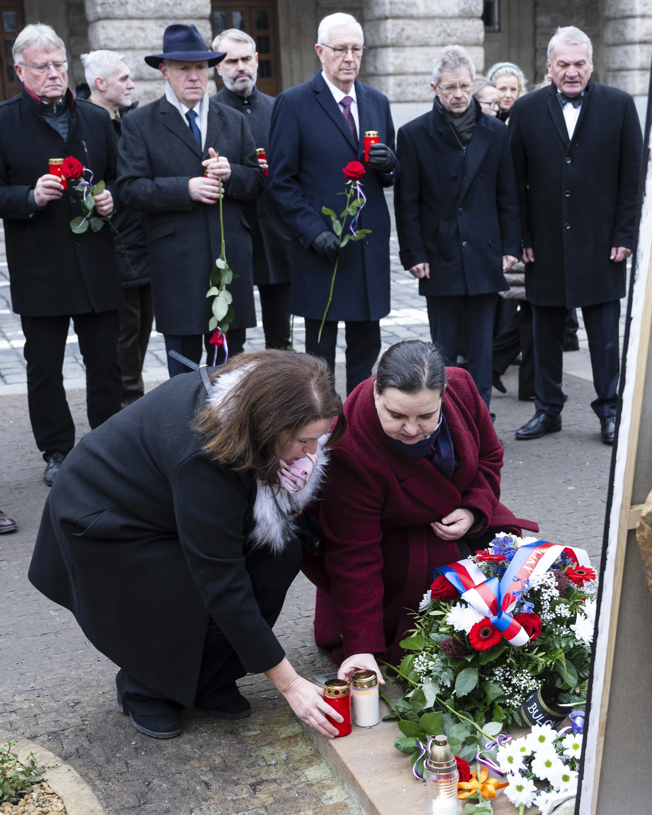 Lidé si připomínají památku obětí předloňské tragédie na filozofické fakultě