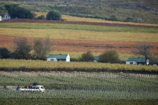 JAR chce bílé farmáře připravit o půdu. „Potřebují pomoc z civilizované země,“ kritizuje Austrálie