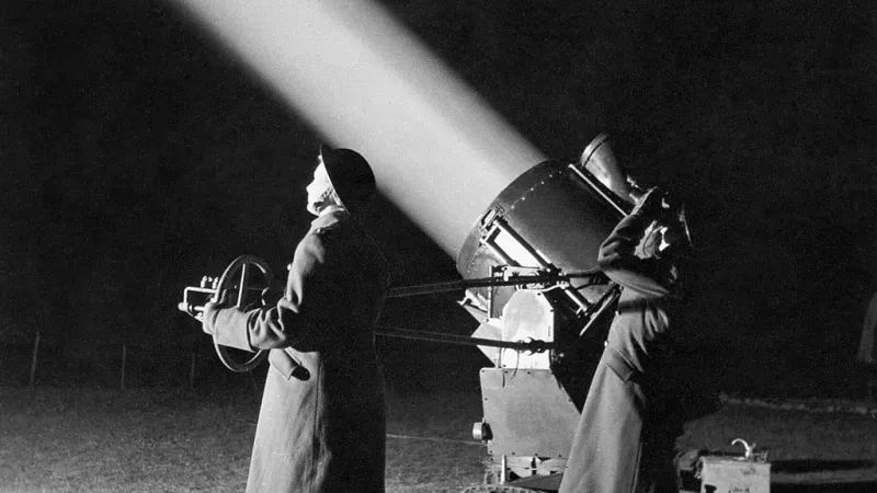 Ženy z ATS na Středním východě u protileteckého světlometu