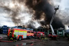 Ve Frenštátě pod Radhoštěm hořela průmyslová hala, hasiči povolali i rypadlo