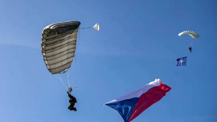Seskok parašutistů zahájil Dny NATO