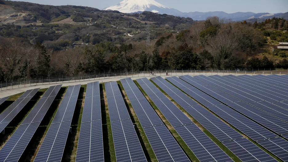 Solární elektrárna v japonském městě Nakai v pozadí s horou Fuji