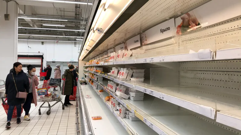 V Rusku omezení komplikují demonstrace, některé americké státy přijímají karanténní opatření