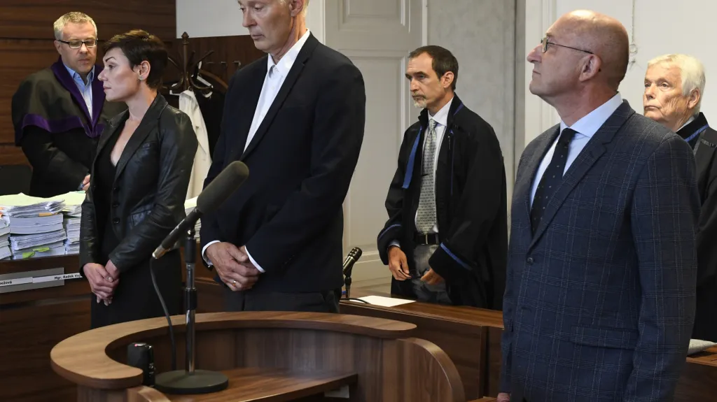 Eva Benešová, Jan Horák a Petr Chmelík před soudem