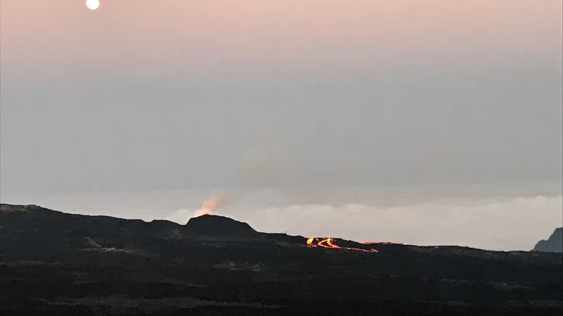 Západ slunce u sopky Piton de la Fournaise