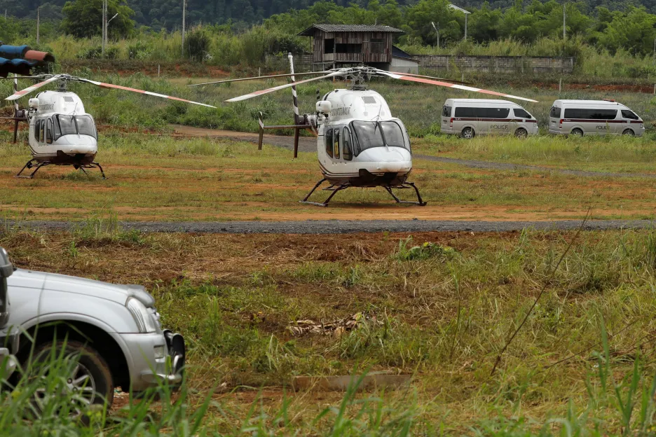 Helikoptéry připravené na transport vyproštěných thajských chlapců