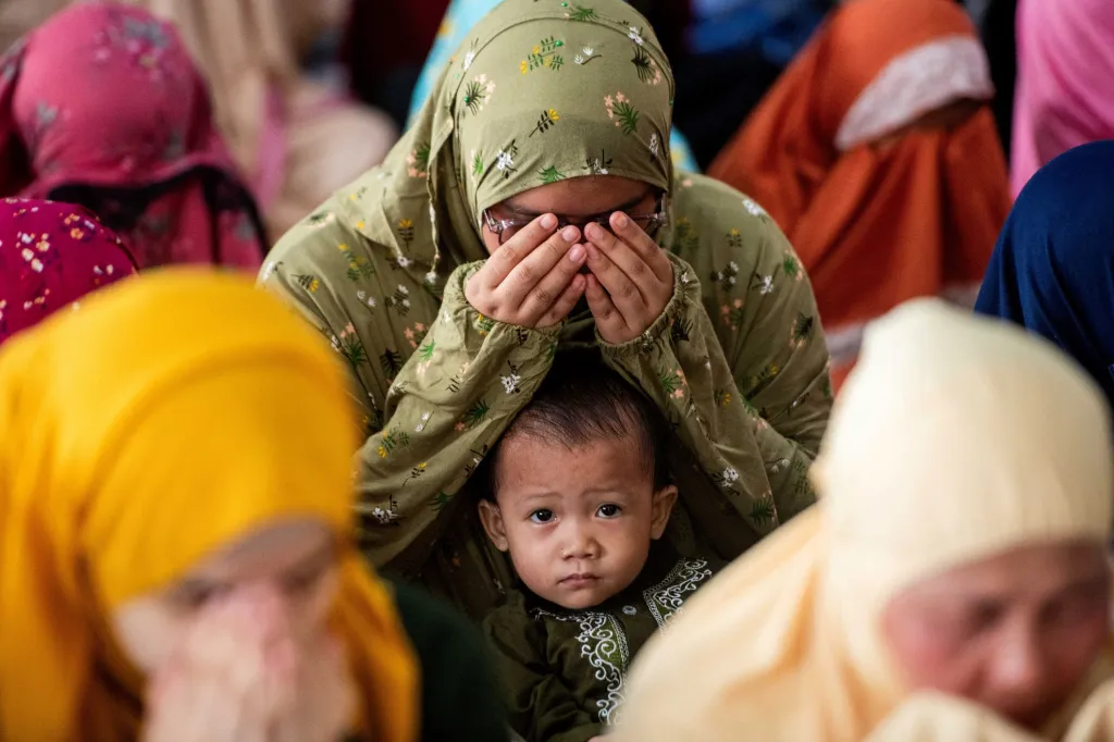 Filipínští muslimové v mešitě města Marikina