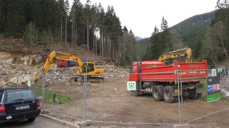 Stavba stanice lanovky v Peci pod Sněžkou