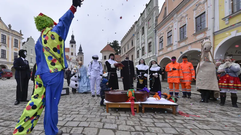 Průvod masopustních masek v Telči pochovává basu