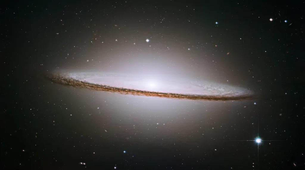 Galaxie M104, které se kvůli jejímu tvaru přezdívá Sombrero