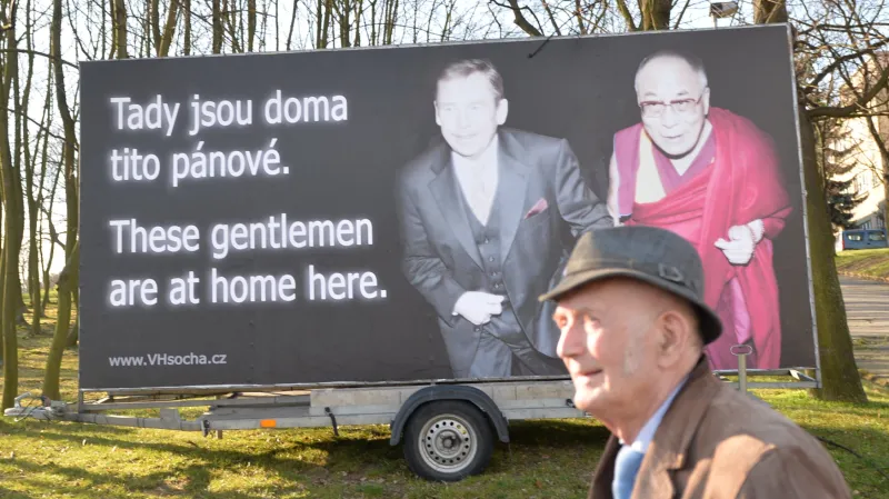 Billboard aktivistů protestujících proti návštěvě čínského prezidenta