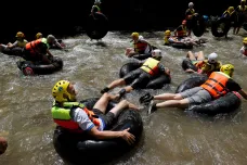 Kosovští závodníci se hnali řekou na pneumatikách