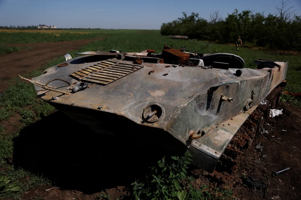 Zničená vojenská technika se stala nedílnou součástí ukrajinské krajiny