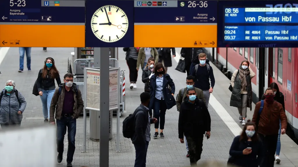 Skončila povinnost nosit roušky v německé dálkové dopravě (snímek je z roku 2020)
