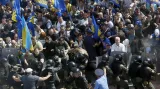 Před parlamentem v Kyjevě se střetli demonstranti s policií