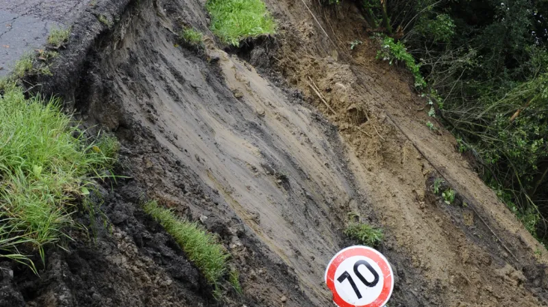 V Dolních Věstonicích sesuv půdy zavalil karavan