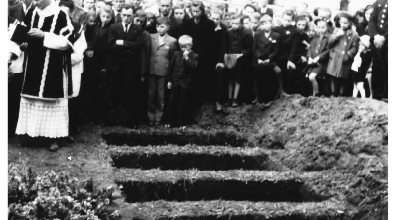 Pohřeb 12 padlých vojáků na hřbitově v Břestě