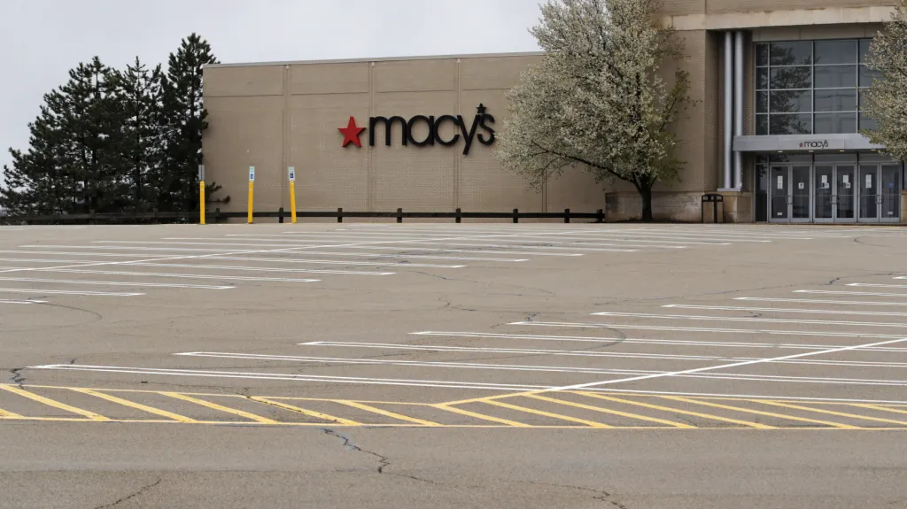 Prázdné parkoviště před obchodním domem Macy´s v Manchesteru ve státě New Hampshire