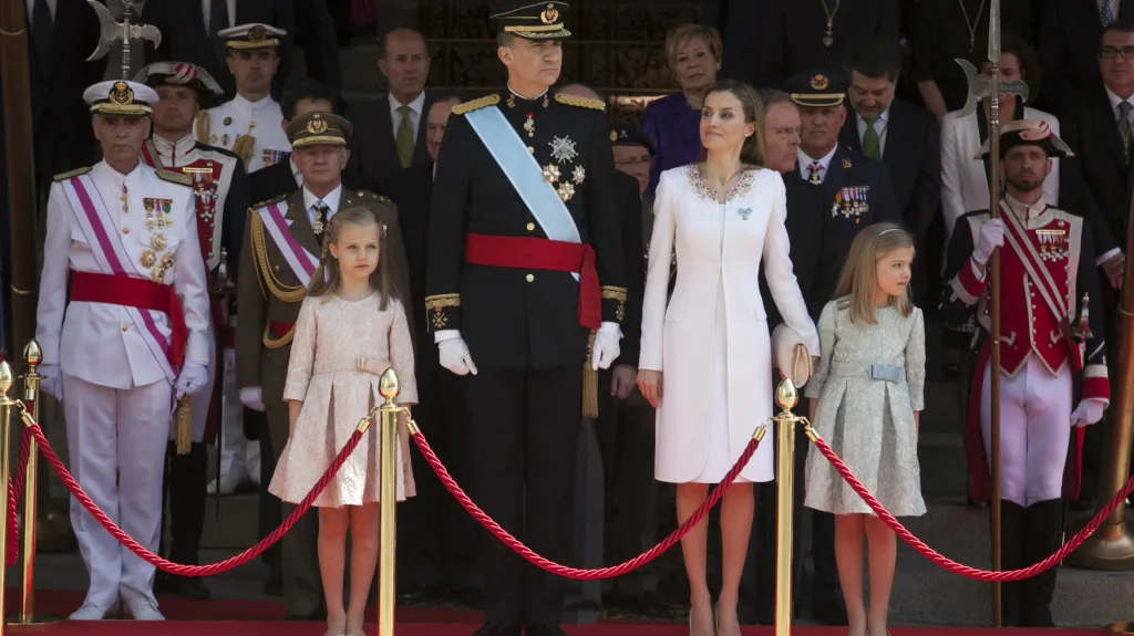 Král Filip VI. a královna Letizia po obřadu v parlamentu