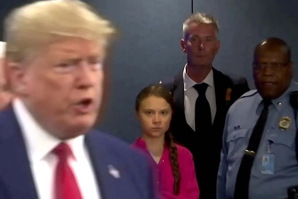 Aktivistka Greta Thunbergová sleduje v zákulisí prezidenta Donalda Trumpa během jeho tiskové konference