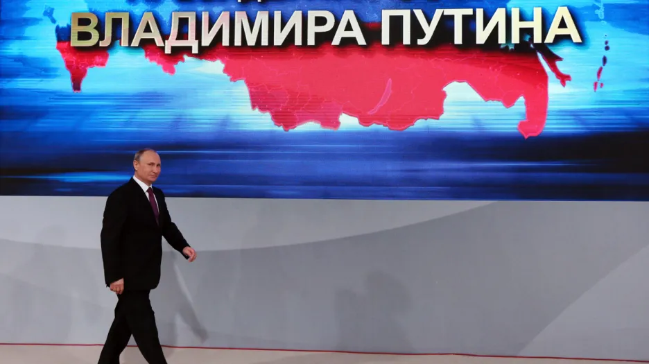 Vladimir Putin přichází na výroční tiskovou konferenci