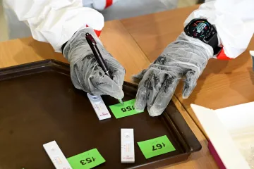 Fronty a nedostatek odběrových míst. Celostátní plošné testování na Slovensku provází problémy