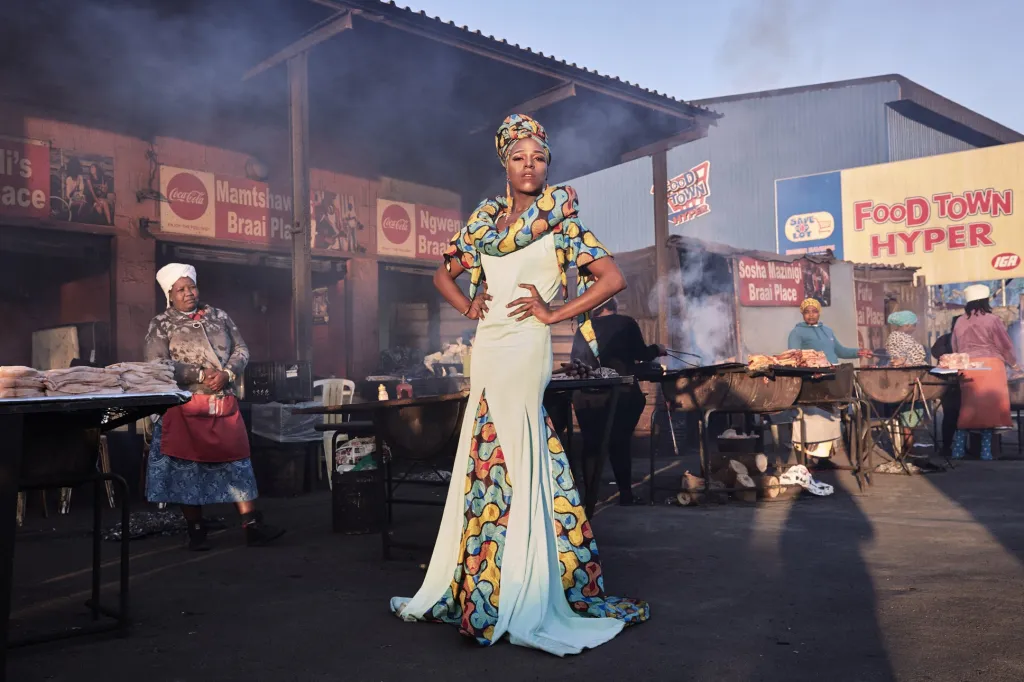 Nominace v sekci samostatná fotografie: Lee-Ann Olwage se snímkem Black Drag Magic - Portrait of a Drag Artist and Activist (Černá magie dragu - portrét umělce a aktivisty), který ukazuje příběh Belindy Qaqamba Ka-Fassie z Kapského Města, jež otevřela v Jihoafrické republice prostor pro osoby z queer komunity