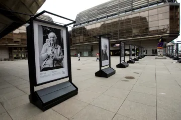 Policie nenašla vandaly, kteří na Silvestra poničili výstavu fotografií u Národního divadla. Případ proto odložila