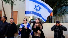 Izraelci se shromažďují během smutečního procesí