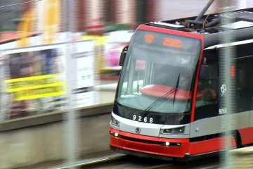 Nejnovější pražské tramvaje musí přibrzdit. Kvůli problémům s koly jim hrozí omezení rychlosti na 40 kilometrů v hodině