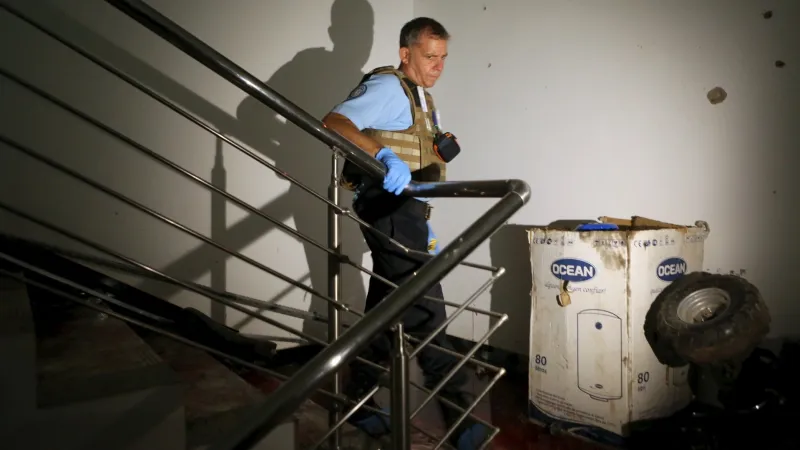 Policista kontroluje zakrvácenou chodbu