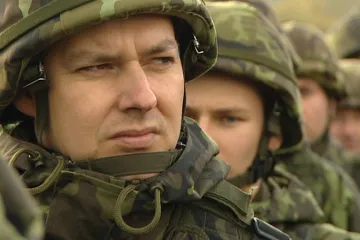 Platy policistů, vojáků či hasičů vzrostou, potvrdila vláda