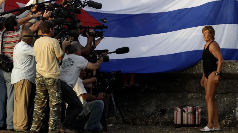 Diana Nyadová hovoří s novináři krátce před začátkem své plavby