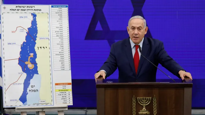 Benjamin Netanjahu ukazuje území (modře) mezi Západním břehem (bíle) a Jordánskem (žlutě), které chce anektovat. Oranžově je vyznačeno Jericho, které by zůstalo palestinské