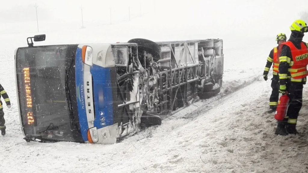 Nehoda autobusu u Bezvěrova