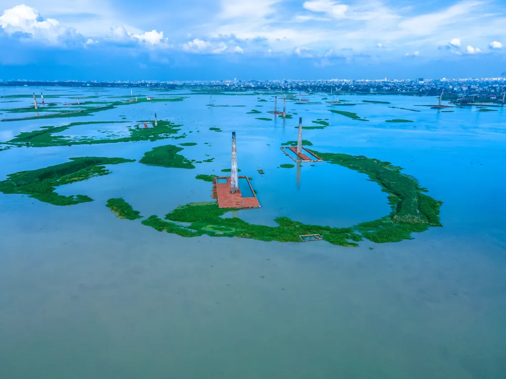 Cihláři z bangladéšského Savaru zachraňují během záplav nevypálené cihly, které by se ve vodě rychle rozpadly