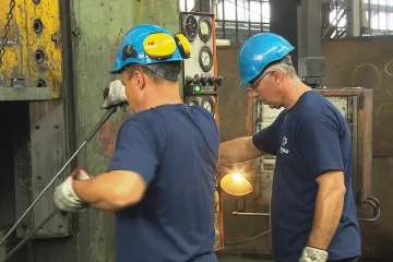 Český zbrojař Strnad oživuje výrobu v Srbsku. Do zkrachovalé továrny přijal už stovku lidí