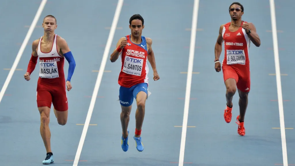 Pavel Maslák (vlevo) finišuje na trati 400 metrů