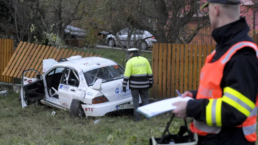 Při nehodě závodního vozu u Lopeníku zemřely čtyři dívky