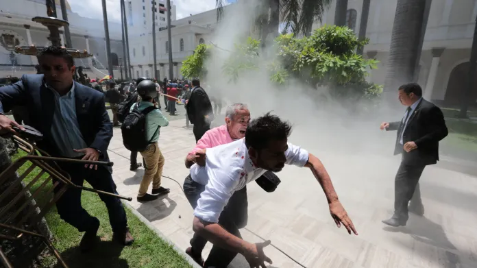 Zásah venezuelské provládní milice proti opozičním zákonodárcům