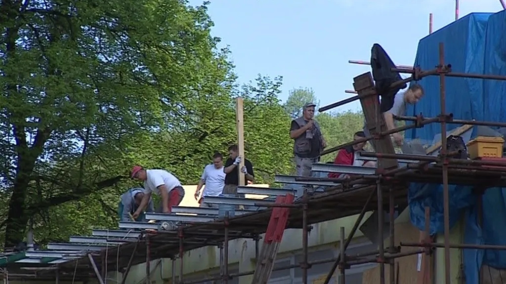 Dělníci pracují na stavbě už od rána