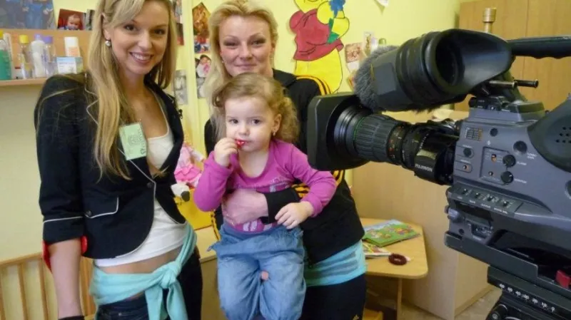 Veronika Jonášová (vlevo) s jednou z protagonistek dokumentu S mámou v base